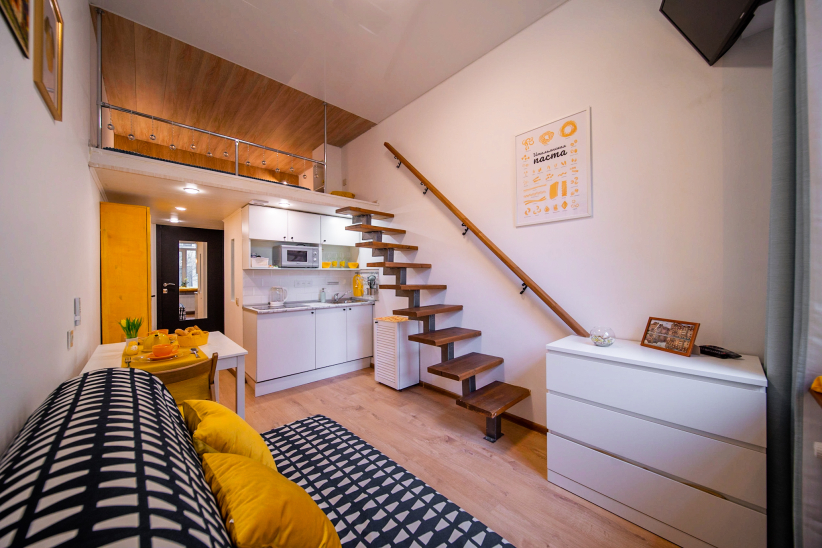 Яркая студия у набережной Невы